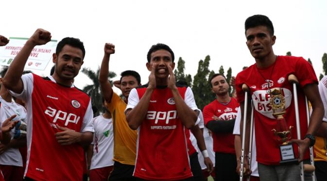 Yel dukungan untuk Alfin Tuasalamony. (Bola.com/Arief Bagus)