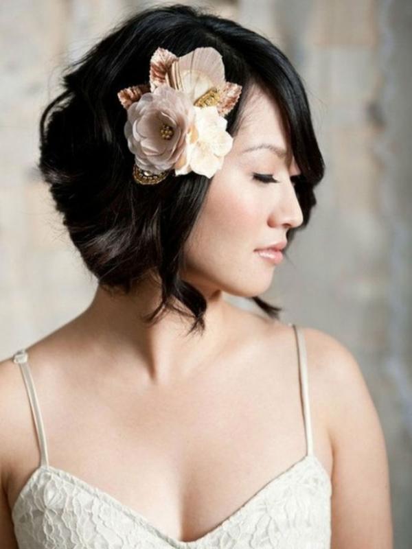 Gaya Rambut Pengantin yang Bikin Kamu Jadi Ratu Sehari | Via: weddingku.com