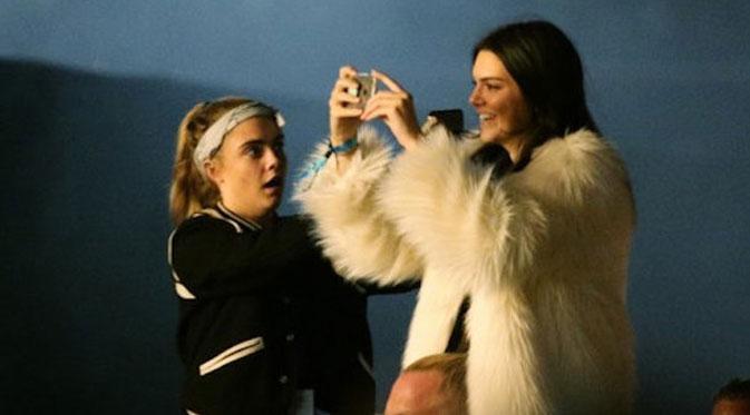 Cara Delevingne dan Kendall Jenner (via buzzfeed.com)