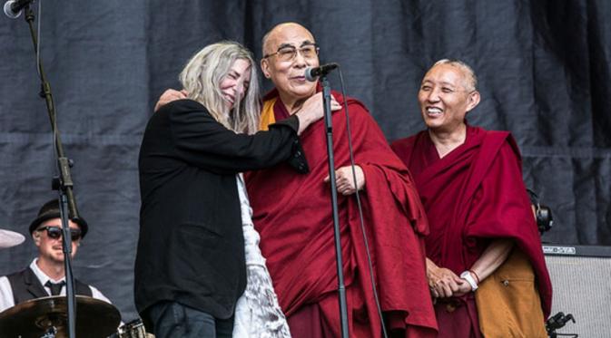 Patti Smith dan Dalai Lama di panggung Glastonbury, Inggris. (NME)