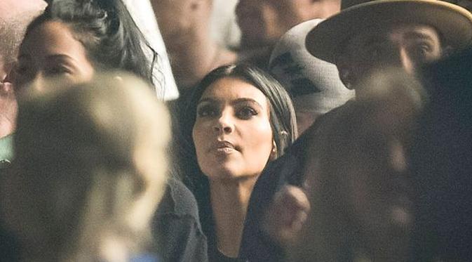 Wajah Kim Kardashian saat melihat bendera video seksnya berkibar di festival musik. (foto: mirror.co.uk)