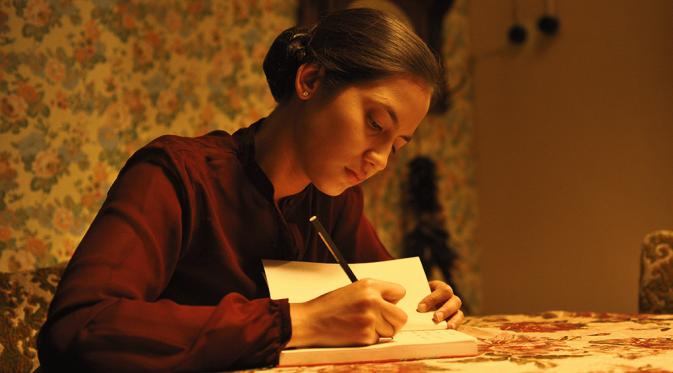 Yulia (Pevita Pearce) selalu mencatat momen penting hidupnya dalam buku harian. Foto: MVP Pictures