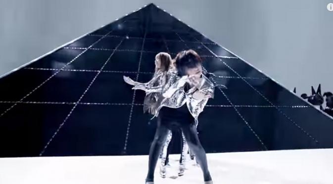 2NE1 yang menari di depan piramida, dinagap sebagai simbol Illuminati.
