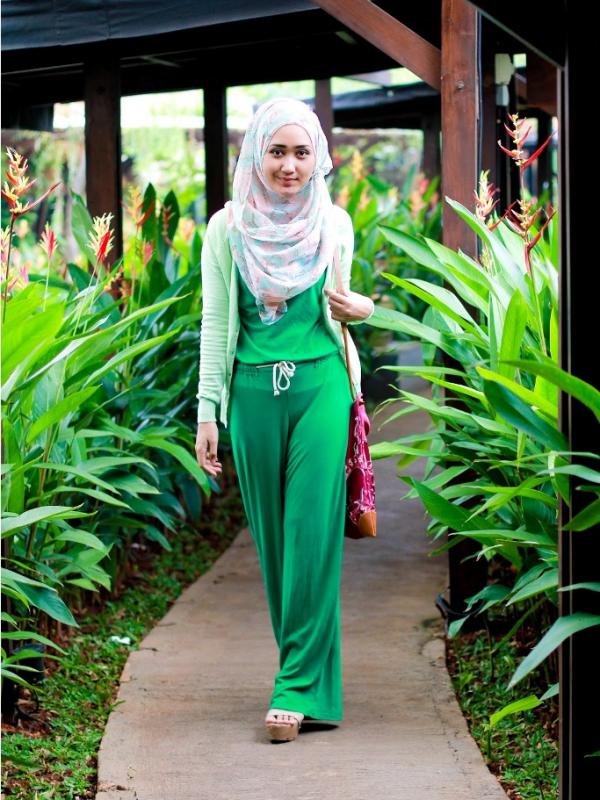 hijau polos-hijau motif |via: hijabtradefashion-blogspot.com