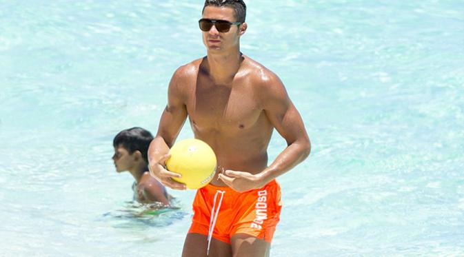 Cristiano Ronaldo menikmati waktu santai di Pantai Bahama. (Spalsh News via Daily Mail)