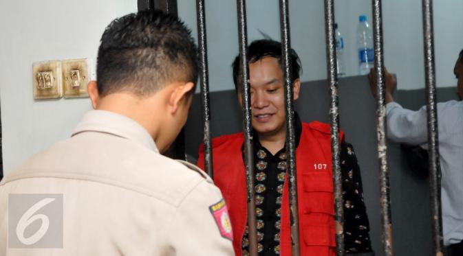 Terdakwa kasus penggelapan uang arisan, Hengki Kawilarang menjalani sidang keduanya di Pengadilan Negeri Jakarta Selatan,  Senin (29/6/2015). Sidang beragendakan eksepsi alias nota pembelaan dari pihak Hengki. (Liputan6.com/Panji Diksana)