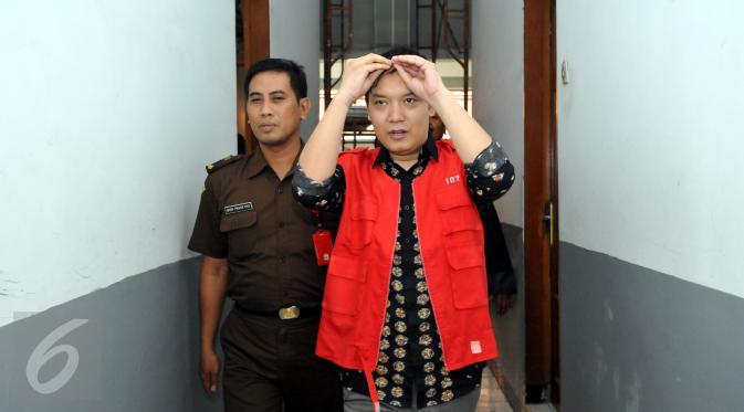 Hengki Kawilarang saat akan menjalani sidang keduanya di Pengadilan Negeri Jakarta Selatan,  Senin (29/6/2015). Sidang beragendakan eksepsi alias nota pembelaan dari pihak Hengki. (Liputan6.com/Panji Diksana)