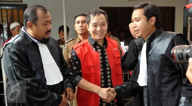 Hengki Kawilarang bersalaman dengan penasehat hukumnya jelang sidang keduanya di Pengadilan Negeri Jakarta Selatan,  Senin (29/6/2015). Sidang beragendakan eksepsi alias nota pembelaan dari pihak Hengki. (Liputan6.com/Panji Diksana)