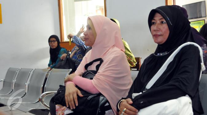 Dorce Gamalama terlihat hadir di sidang kedua Hengki Kawilarang di Pengadilan Negeri Jakarta Selatan,  Senin (29/6/2015). Sidang beragendakan eksepsi alias nota pembelaan dari pihak Hengki. (Liputan6.com/Panji Diksana)