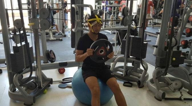 Rio Haryanto menjalani sesi latihan di markas Campos Racing, Valencia, Spanyol. (Bola.com/Reza Khomaini)