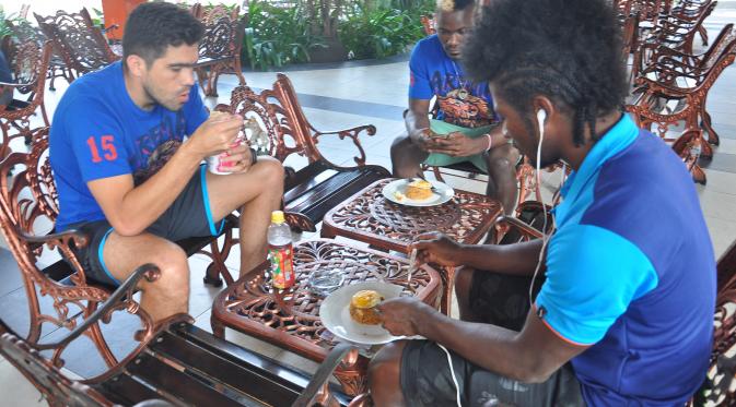 Para pemain asing Arema ikut membaur menikmati hidangan buka puasa di Banyuwangi. (Bola.com/Kevin Setiawan)