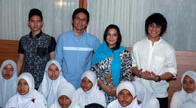 Acara bukber keluarga Addie MS bersama  Vieratale dan anak yatim. (Deki Prayoga/Bintang.com)