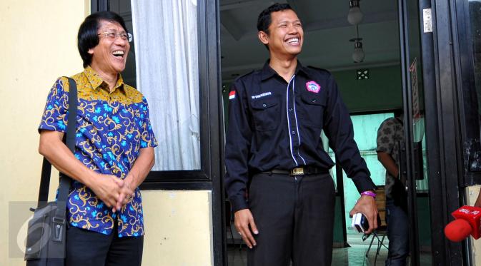 Ketua Komnas Perlindungan Anak Seto Mulyadi (kiri) saat mengunjungi kantor Komnas Perlindungan Anak yang terbakar pada 28 Juni lalu, di kawasan Pasar Rebo, Jakarta, Senin (29/6/2015). (Liputan6.com/Yoppy Renato)