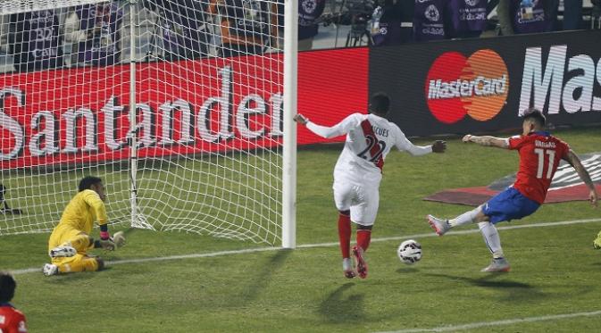 Eduardo Vargas mencetak gol pembuka dalam pertandingan Chile vs Peru dalam semifinal Copa America 2015, di Estadio Nacional Julio Martinez, Selasa (30/6). (EPA/Juan Carlos Cardenas)