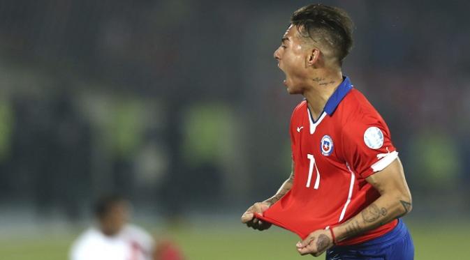 Selebras Eduardo Vargas usai mencetak gol kedua dalam pertandingan Chile vs Peru dalam semifinal Copa America 2015, di Estadio Nacional Julio Martinez, Selasa (30/6). (EPA/Juan Carlos Cardenas)