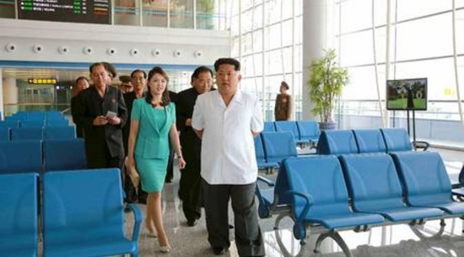 Kim Jong-un meninjau bandara baru Pyongyang bersama istri. (KCNA)