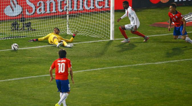 Kiper Peru, Pedro Gallese gagal menghalau bola tendangan gelandang Chili, Eduardo Vargas (kanan) saat semifinal Copa Amerika 2015 di National Stadium, Santiago, Chili, (29/6/2015). Chili melaju ke final usai mengalahkan Peru 2-1. (REUTERS/Ricardo Moraes)