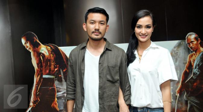 Pasangan artis Rio Dewanto dan Atiqah Hasiholan berpose saat press screening film Yakuza Apocalypse di kawasan Semanggi, Jakarta Pusat, Senin (29/6/2015). (Liputan6.com/Panji Diksana)