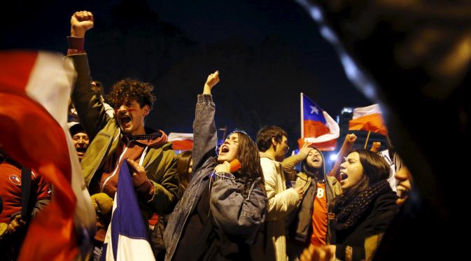 Warga Chile menggelar pesta kemenangan setelah timnasnya lolos ke babak final Copa America 2015 (Reuters)