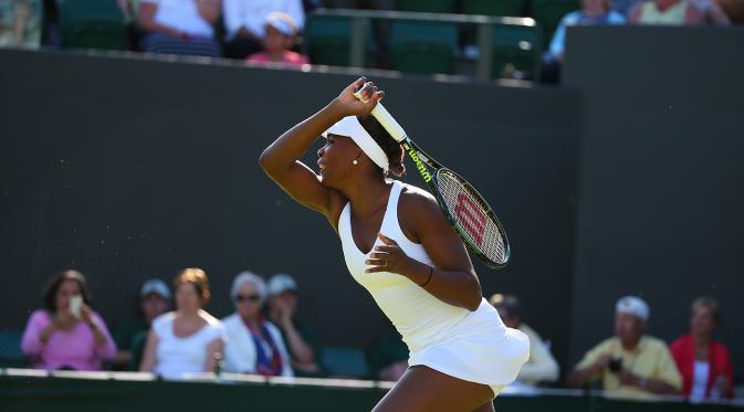 Venus Williams melepaskan forehand yang menjadi salah satu pukulan andalannya saat menghadapi Madison Brengle di babak pertama Wimbledon 2015, (29/6).
