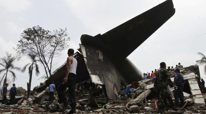 Penampakan ekor Pesawat Hercules C-130 yang  jatuh di Medan, Selasa (30/6/2015). Pesawat tersebut jatuh menimpa dua bangunan ruko di Jalan Jamin Ginting, Medan, Sumatra Utara. (Reuters/Roni Bintang)