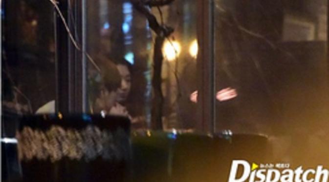 Park Shin Hye dan Lee Jong Suk yang tertangkap kamera media Korea Dispatch saat menghabiskan waktu bersama di sebuah cafe.
