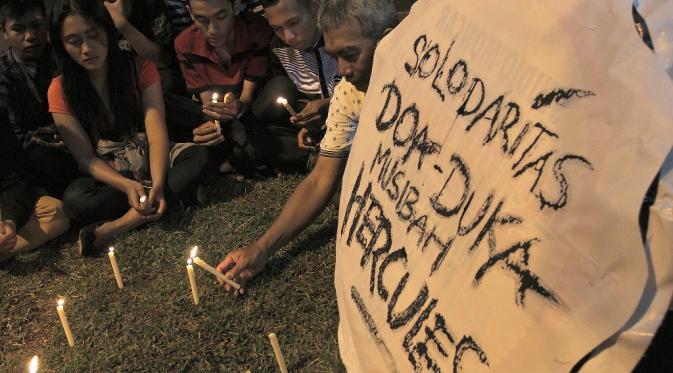 Aksi doa bersama yang digelar di depan Balaikota Solo untuk para korban Hercules jatuh di Medan. (Liputan6.com/Reza Kuncoro)