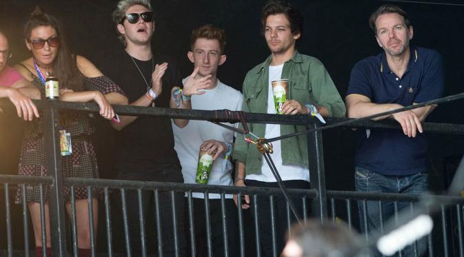 Niall Horan dan Lois Tomlinson saat menonton festival musik Glastonbury. (Laineygossip.com)