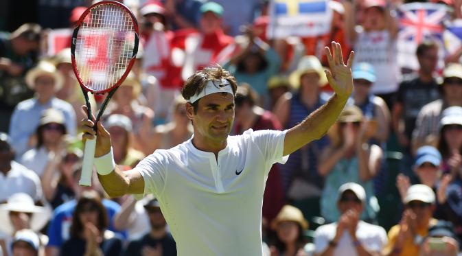 Roger Federer tandai partisipasi grand slam ke-63 dengan mencatat kemenangan straight set atas Damir Dzumhur di babak pertama Wimbledon 2015.(EPA/Andy Rain)