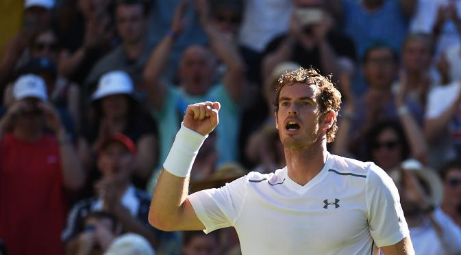 Andy Murray mencatat ace ke-600 saat mengalahkan Mikhail Kukushkin di babak pertama Wimbledon 2015.(EPA/Andy Rain)