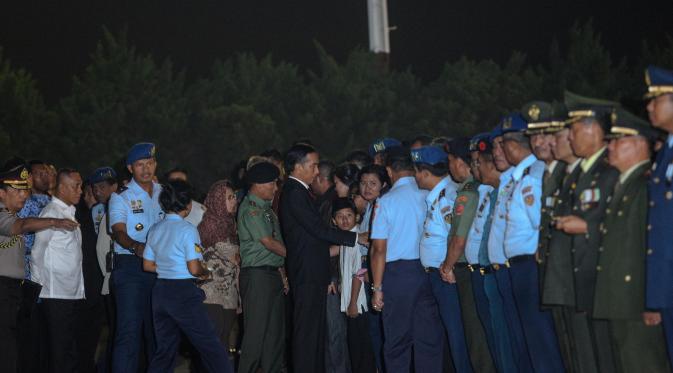 Berjas hitam dan berdasi merah, Jokowi langsung memimpin upacara serah terima jenazah korban jatuhnya pesawat Hercules. (Faizal Fanani/Liputan6.com)