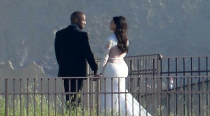 Kanye West dan Kim Kardashian [Foto:PopSugar]