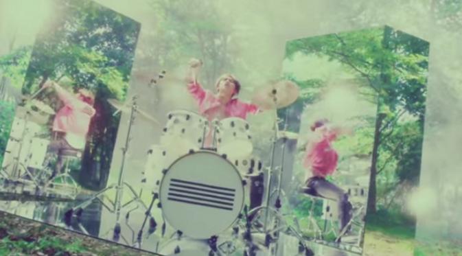 Daesung terlihat keren saat menggebuk drum dalam videoklip Sober.