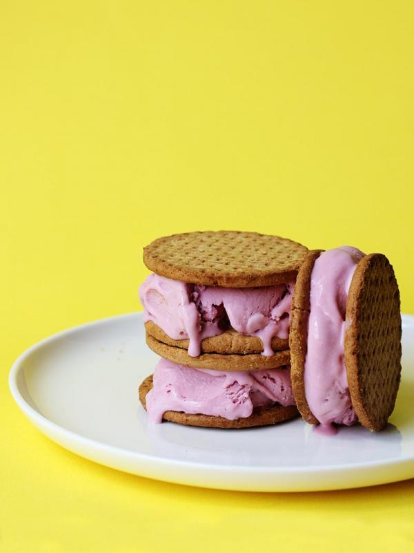 Ice cream sandwitch pinky (Via: tumblr.com)