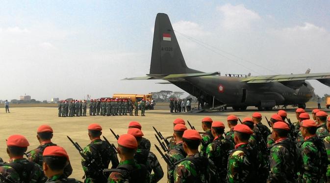 Proses evakuasi terhadap para korban jatuhnya pesawat Hercules C-130 di Medan, Sumatera Utara masih terus dilakukan. (Ahmad Romadoni/Liputan6.com)