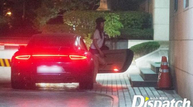 Mobil yang dikabarkan milik Lee Jong Suk saat mengantar Park Shin Hye pulang ke rumahnya.