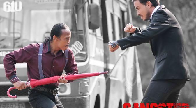 Payung ternyata jadi senjata andalan Bang Jangkung (Yayan Ruhian) saat duel dengan Jamroni. (Foto: Starvision Plus)
