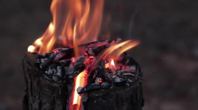 Kalau bagian atas batang kayu itu dibuat rata, maka api unggun ini dapat sekaligus dipakai menjadi tungku untuk memasak. 