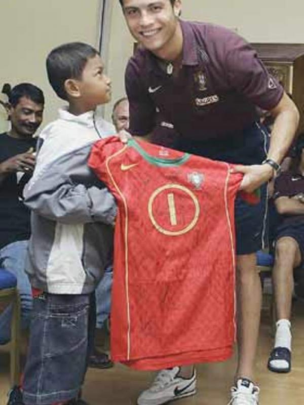Martunis pertama kalinya bertemu Christiano Ronaldo | Via: kaskus.co.id