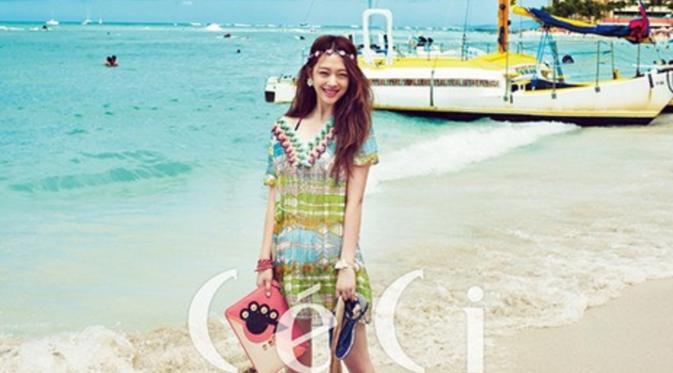 Sulli saat sesi pemotretan bersama majalah fesyen CeCi.