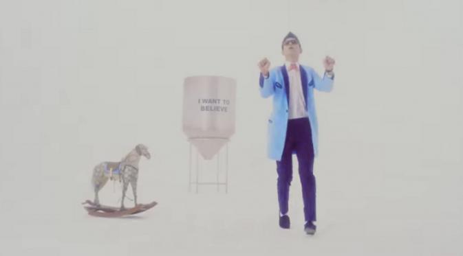 T.O.P berakting seperti orang gila dalam videoklip Sober.