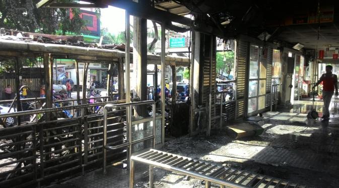 Halte UI Salemba, lokasi bus Transjakarta terbakar. (Liputan6.com/Ahmad Romadoni)