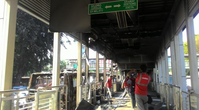 Kondisi Halte UI Salemba, lokasi bus Transjakarta terbakar. (Liputan6.com/Ahmad Romadoni)