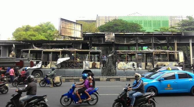 Transjakarta yang terbakar di Halte Salemba UI. (Liputan6.com/Ahmad Romadoni)