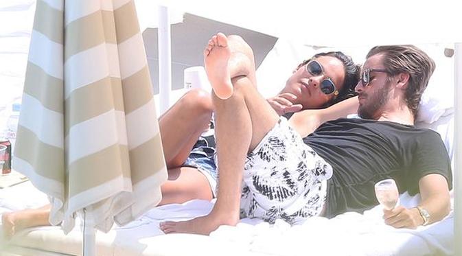 Pacar Kourtney Kardashian, Scott Disick terlihat asyik bermesraan dengan wanita lain di Monaco. (foto: mirror.co.uk)