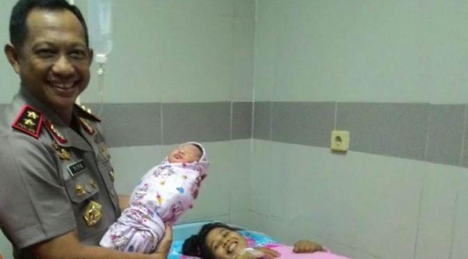 Tito Karnavian menggendong bayi Syahrini yang lahir di depan Polda Metro Jaya | Via: news.liputan6.com 