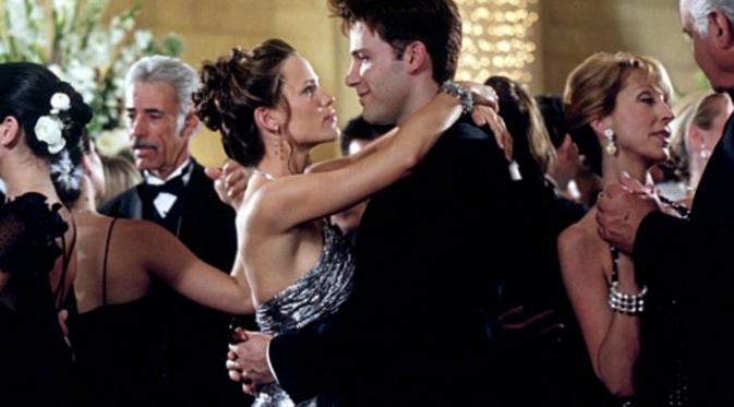Ben Affleck dan Jennifer Garner yang akhirnya terlibat cinta lokasi dalam film Daredevil (2003)