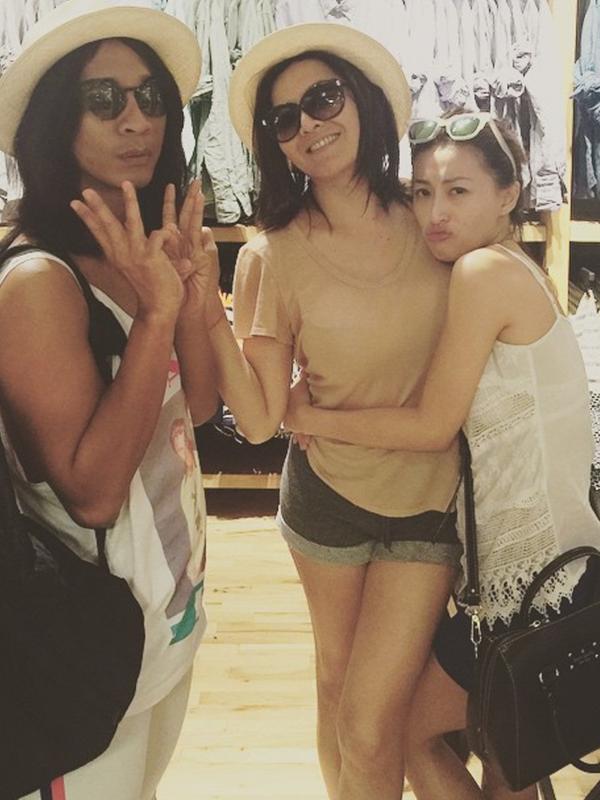Aming berpose bersama Solena Chaniago dan Priscilla di New York. (foto: instagram.com/solenachaniago)