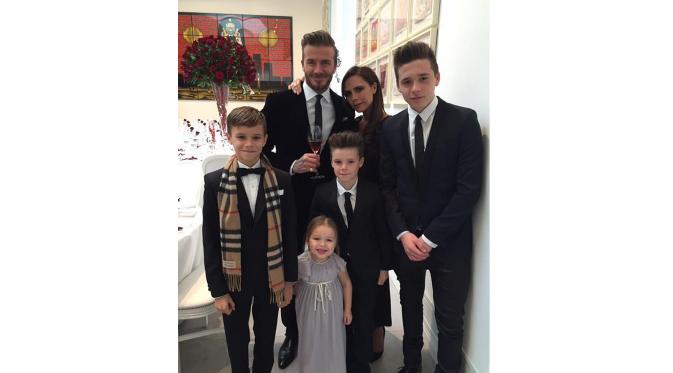 David dan Victoria Beckham mengajak anak-anaknya ikut merayakan 16 tahun pernikahannya. (foto: mirror.co.uk)