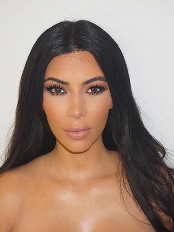 Kim Kardashian memperlihatkan wajahnya hasil polesan make up bukan botoks. (foto: aceshowbiz)